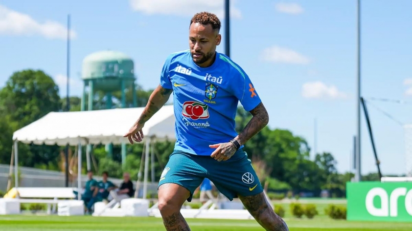 Neymar tích cực tập luyện ngoài trời trong khi các đồng đội đang tập hồi phục trong nhà
