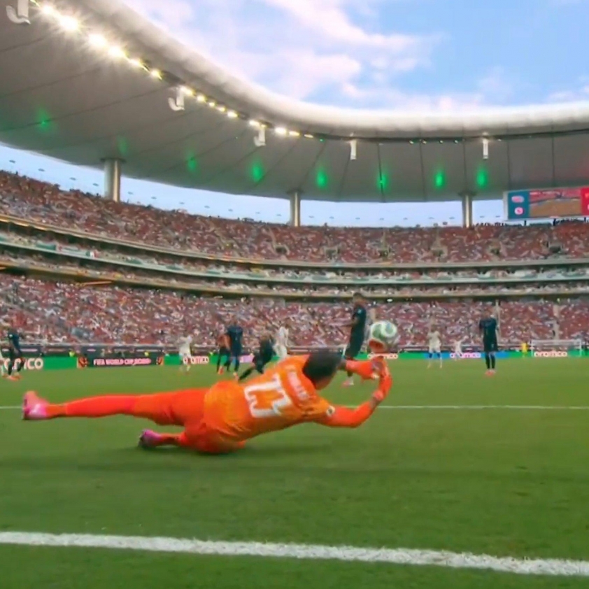 Muslera mắc sai lầm khiến Uruguay thua Tây Ban Nha và bị loại khỏi World Cup - Ảnh: @TouchlineX