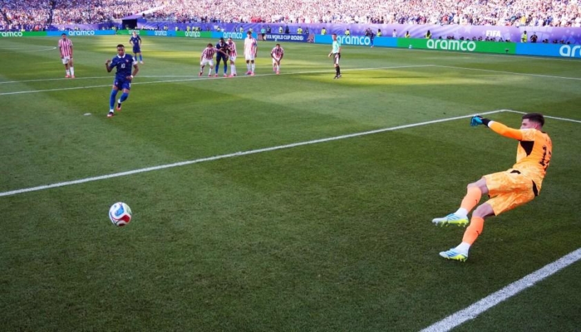 Mbappe vẫn ghi bàn giúp Pháp thắng trận - Ảnh: The Sun