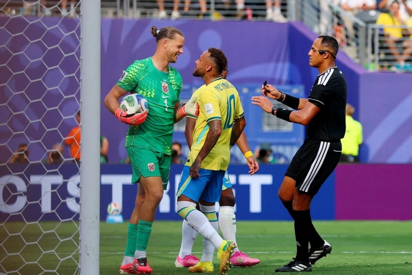 Neymar gây chú ý bởi màn tranh cãi nảy lửa với thủ thành Nyland