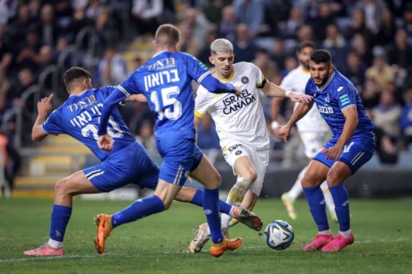 Hapoel Petah Tikva đang có phong độ ổn định hơn.