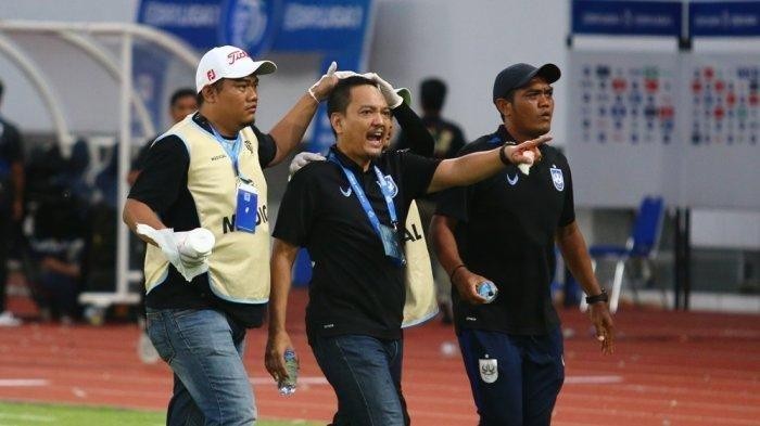 ceo-psis-yoyok-sukawi-turut-menenangkan-kericuhan-di-laga-psis-semarang-vs-pss-sleman-1702027440.jpg