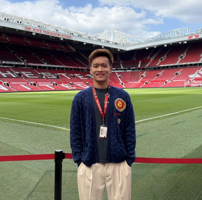 Hoàng Đức ghé thăm Old Trafford trước ngày đấu MU 637185