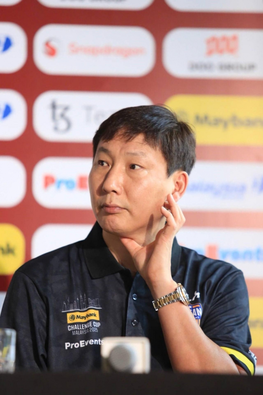 HLV Kim Sang Sik chốt 26 cầu thủ đấu Man Utd 640974