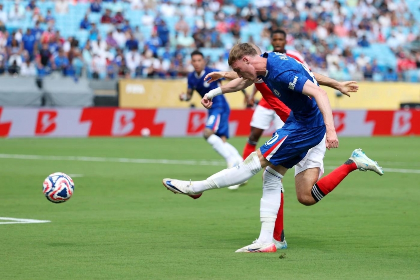 Cole_Palmer_shoots_against_Benfica