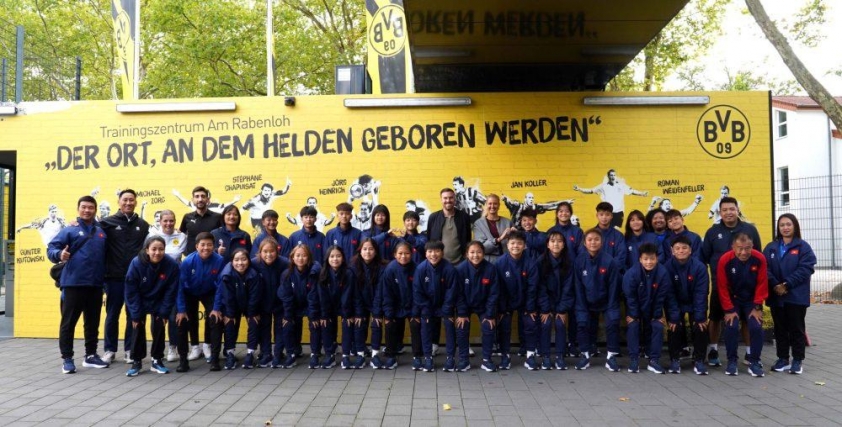 Các cầu thủ U17 nữ Việt Nam gặp gỡ Kevin Großkreutz