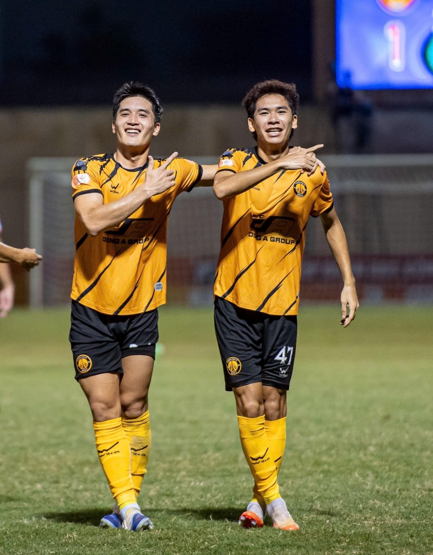 Ngọc Mỹ (trái) kiến tạo cho Văn Thuận (phải) lập công (Ảnh: Dong A Thanh Hoa FC)