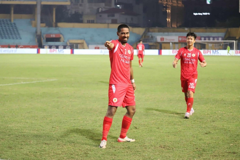 Cao Pendant Quang Vinh lập công phút 90, CAHN thắng vất vả Cebu FC 710489