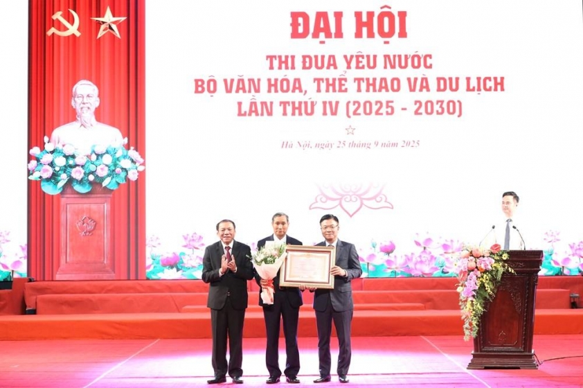 HLV Mai Đức Chung vinh dự nhận danh hiệu Anh hùng Lao động 4 z7047539369314c87f632bd86c91324c6f0b1a6a393c49_vfwo