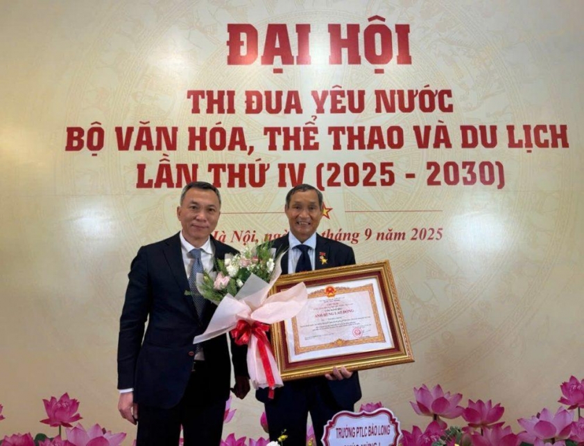 HLV Mai Đức Chung vinh dự nhận danh hiệu Anh hùng Lao động 5 z7048123473188_fcb30d8344e48ea347d4af1928dca120-e1758774447668