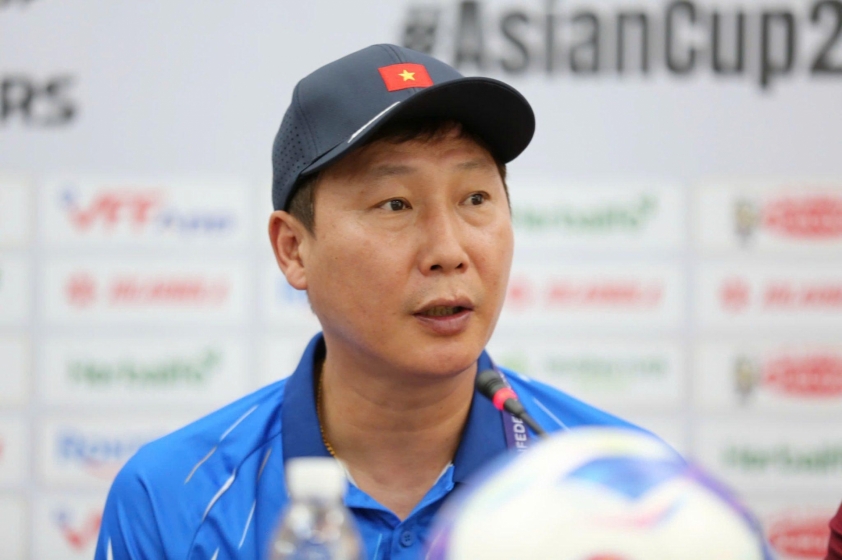 HLV Kim Sang Sik họp báo trước trận