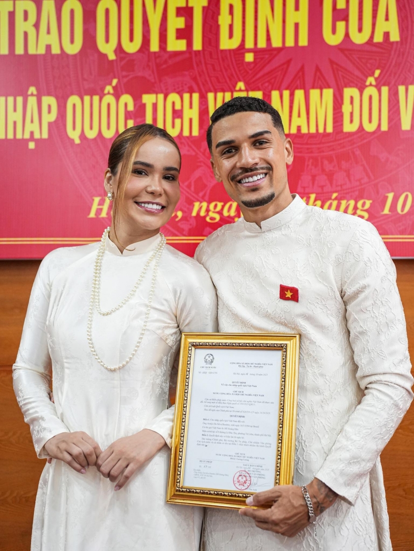 Đỗ Hoàng Hên tỏa sáng trong áo dài khi nhận quốc tịch Việt Nam 5 Đỗ Hoàng Hên rạng rỡ trong trang phục áo dài ngày nhận quốc tịch Việt Nam 723759