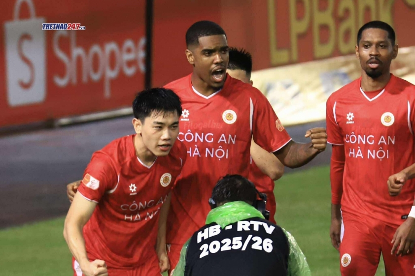 HLV Polking chia sẻ gì sau chiến thắng kịch tính của CAHN trước PVF-CAND? 4 569883976_2313722329096367_4642395408644260490_n