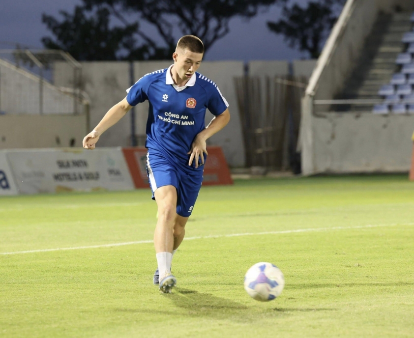 Việt kiều tiền đạo nhận lời khen đặc biệt từ HLV Huỳnh Đức 3 575117301_122130108290961322_4912882448779681938_n