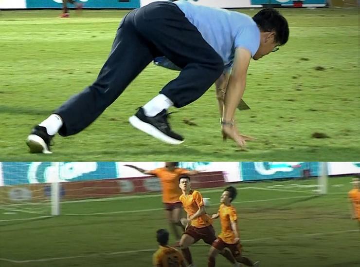 Khoảnh khắc HLV Vũ Tiến Thành bò vào sân để ăn mừng bàn thắng của Đinh Quang Kiệt