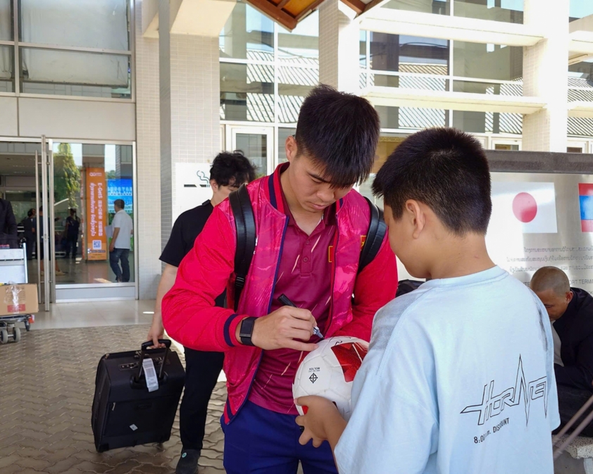 CĐV nhí có mặt để xin chữ ký các tuyển thủ CĐV nhí có mặt để xin chữ ký các tuyển thủ