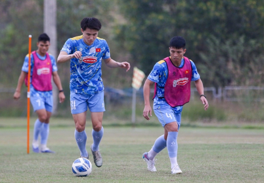 Đội tuyển Việt Nam ra quân trong buổi tập đầu tiên tại Lào 4 Khổng Minh Gia Bảo và Nguyễn Trần Việt Cường hòa nhập tốt với ĐT Việt Nam