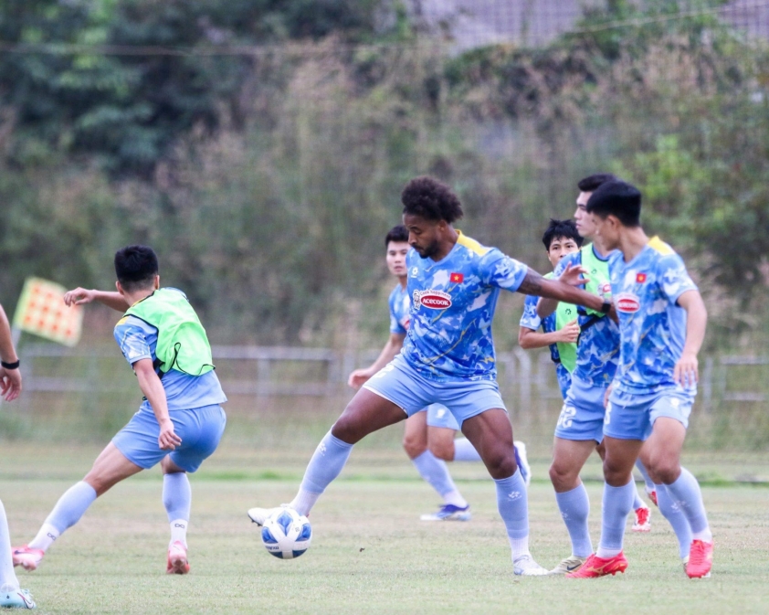 Hài Long chia sẻ chiến lược giúp ĐT Việt Nam vượt Lào 3 ĐT Việt Nam tập huấn tại Lào