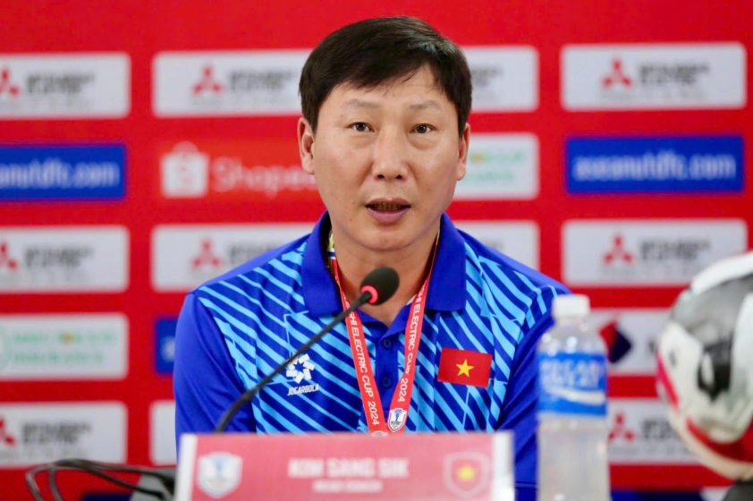 Đội h&igrave;nh ĐT Việt Nam lập kỷ lục nhờ thống k&ecirc; kh&oacute; tin, HLV Kim Sang-sik s&aacute;ng cửa đ&aacute;nh bại Bangladesh