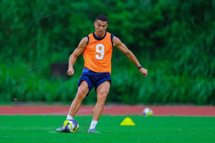 Ronaldo gây bão MXH với vóc dáng không tưởng ở tuổi 40-687817