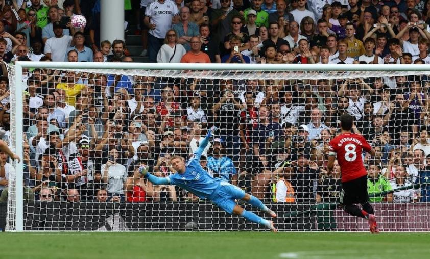bruno-fernandes-sut-phat-den-dua-bong-di-vot-xa-ngang