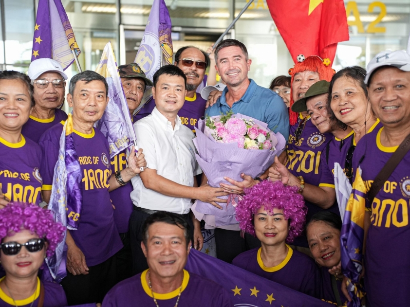 CĐV chào đón nồng nhiệt khi Harry Kewell chính thức đặt chân đến Hà Nội 716691