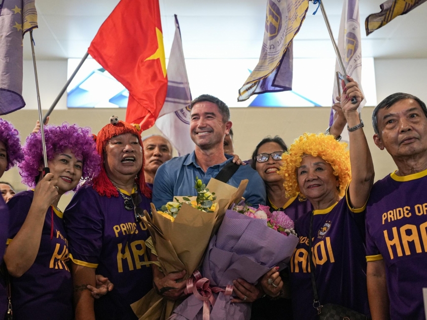 CĐV chào đón nồng nhiệt khi Harry Kewell chính thức đặt chân đến Hà Nội 716695