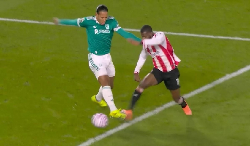 Arne Slot góp ý về VAR, trọng tài Anh lập tức đáp trả 5 van-dijk-pham-loi-liverpool