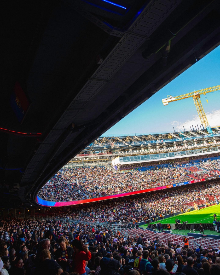Sân Camp Nou 'mới toanh' của Barca bị 'phá hoại' ngay khi đón CĐV trở lại 7 san-camp-nou-van-chua-hoan-thien-toan-bo