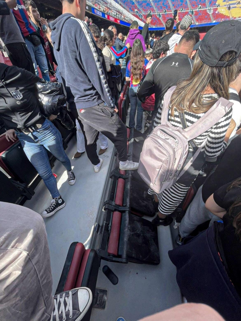 Sân Camp Nou 'mới toanh' của Barca bị 'phá hoại' ngay khi đón CĐV trở lại 6 hinh-anh-3-ghe-vip-cua-san-camp-nou-bi-pha-hong