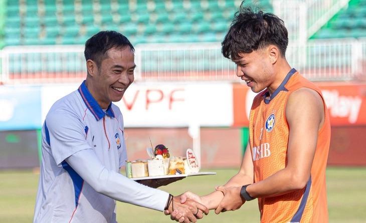 Lộ diện đội xuống hạng đầu tiên ở V-League 2025/26? 793626