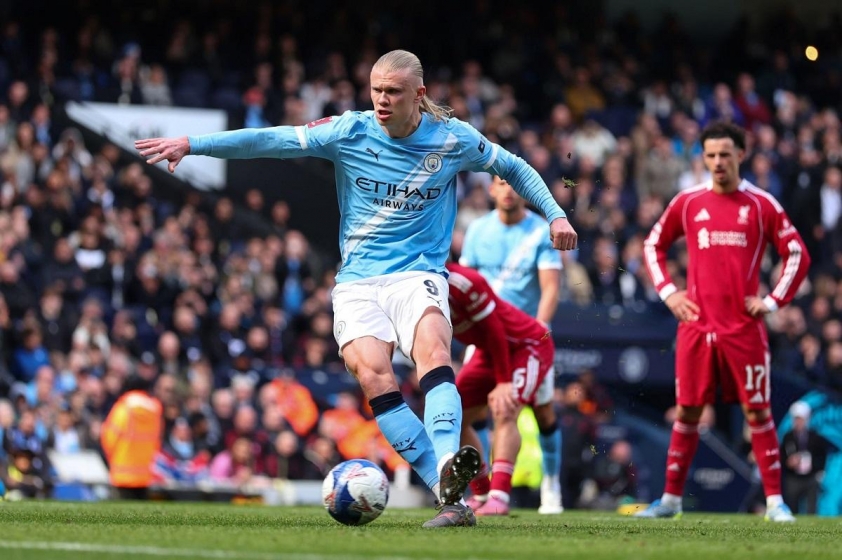 Thảm bại tại Etihad, CĐV Liverpool bỏ về sớm, áp lực đè nặng Arne Slot 816984