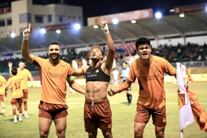 Truyền thông ĐNÁ phát sốt với trung vệ cao gần 2m của Việt Nam 790165