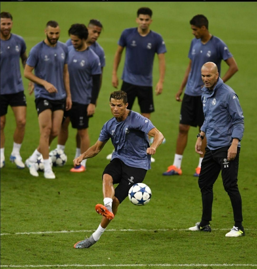 Zidane tiết lộ dàn sao Real Madrid bỏ tập chỉ để ngắm một 'quái kiệt' 801325