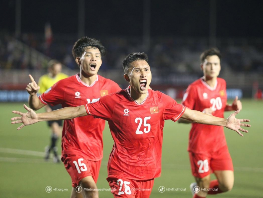 Doãn Ngọc Tân: 'HLV Kim Sang Sik bảo tôi phải đá giống thầy' 585255