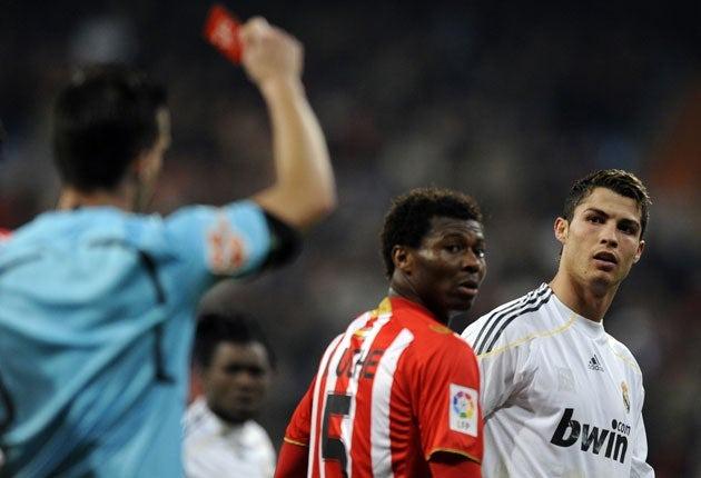 Phạt thẻ đỏ Ronaldo, trọng tài không được cầm còi gần 2 năm 768837