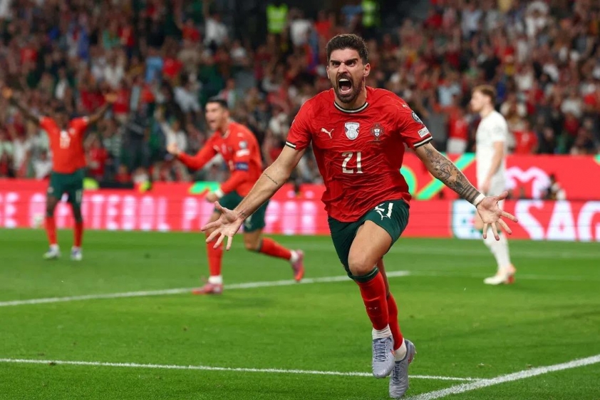 Bayern Munich sẵn sàng chi tiền cho tiền vệ người Bồ Đào Nha 770783