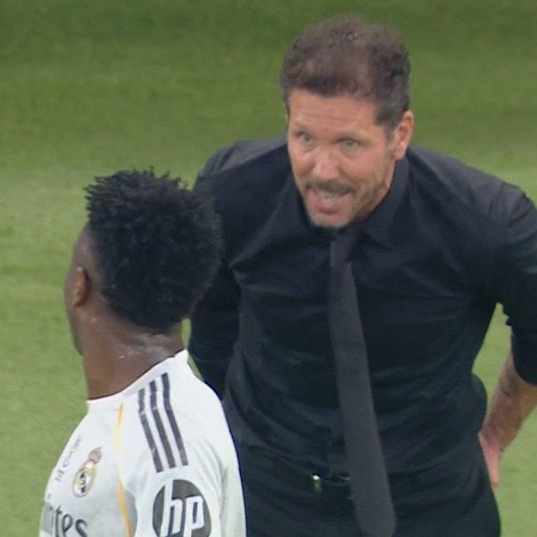 Vinicius Jr. nổi giận, suýt lao vào Simeone vì lời khiêu khích sốc 5 Vinicius Jr suýt lao vào Diego Simeone sau phát ngôn gây sốc bên đường biên 775504