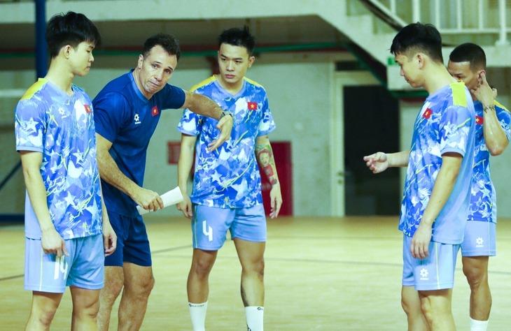 HLV futsal Việt Nam đặt mục tiêu gì tại tứ kết Giải châu Á? 5 HLV Diego Giustozzi tính toán đường đi cho futsal Việt Nam tại tứ kết châu Á 787529
