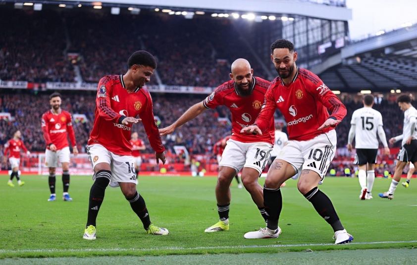 CĐV MU 'dậy sóng' vì hành động của đồng đội Ronaldo 789714