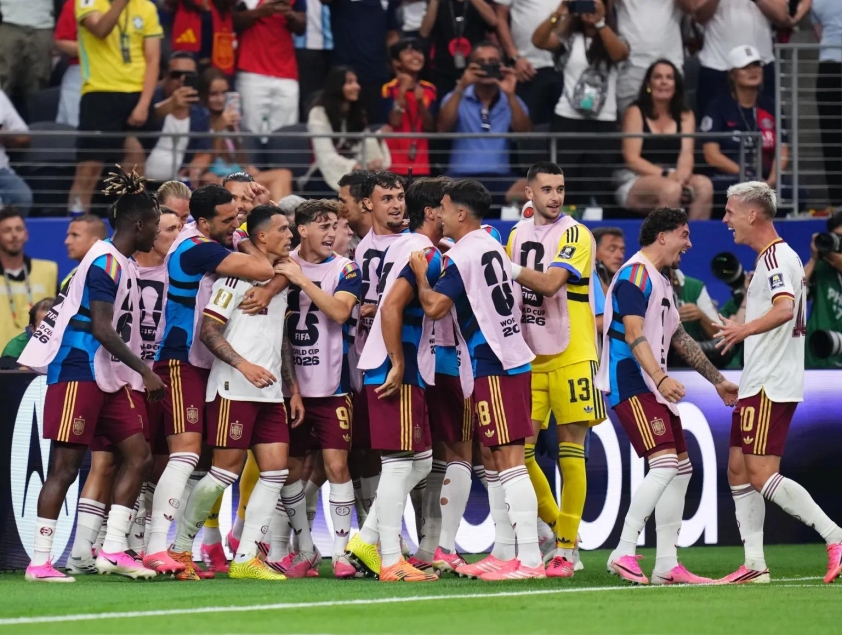 FIFA bị chỉ trích vì chiếu cận cảnh CĐV nhí Pháp bật khóc trước Tây Ban Nha 867663