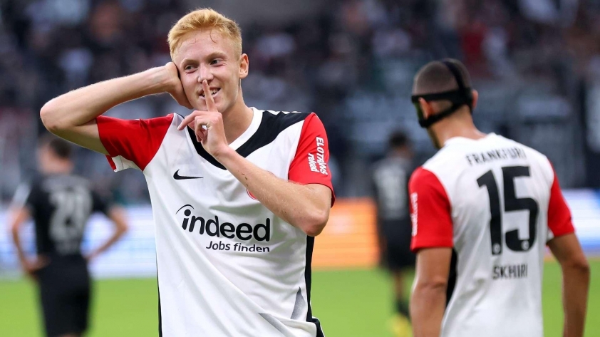 220924_Hugo_Larsson_of_Eintracht_Frankfurt_celebrates_scoring_1920