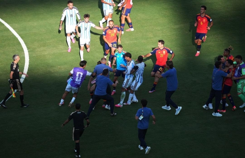 Cầu thủ Argentina gây ra tình cảnh hỗn loạn sau trận chung kết World Cup 870557