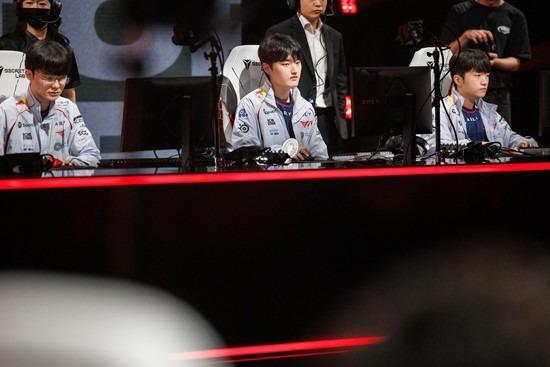 T1 bị tố 'vắt kiệt' Faker và đồng đội, người hâm mộ gửi xe tải phản đối 874040