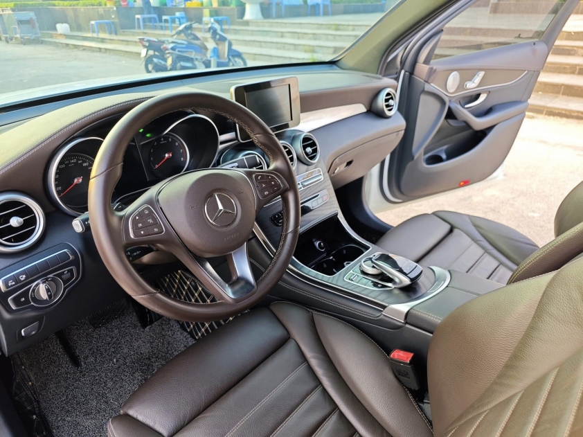 Sau 5 năm lăn bánh, Mercedes-Benz GLC 300 cũ được rao bán với giá chỉ ngang Honda CR-V 2024 ‘đập hộp’ 352952