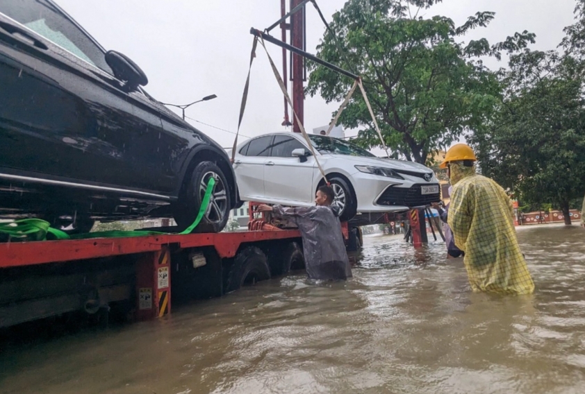 Mưa lớn kéo dài, nhiều chủ xe tại Huế bất lực nhìn phương tiện ngập sâu trong nước  357499