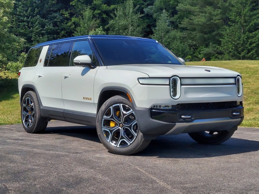 2023_Rivian_R1S_17