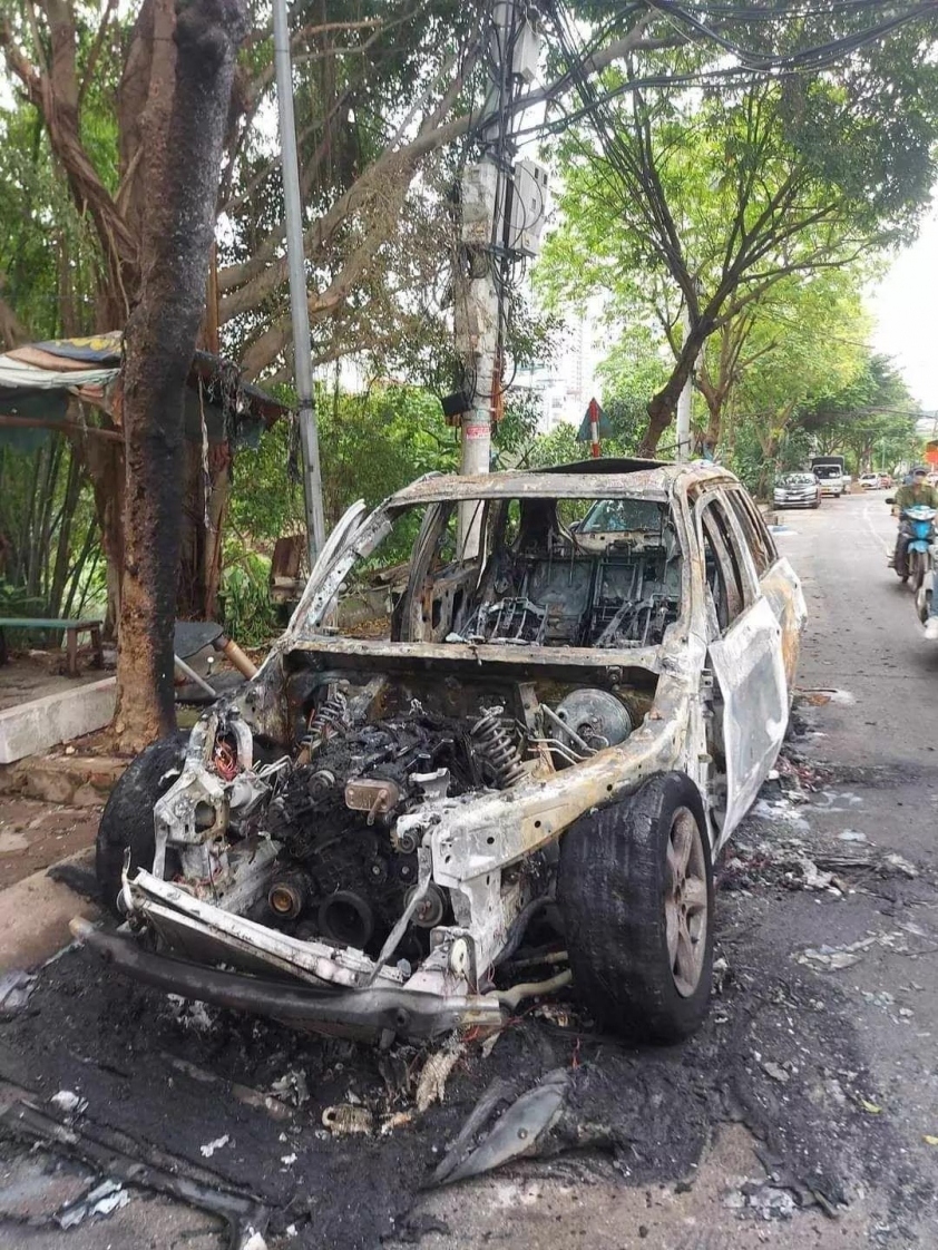 Hà Nội: Xe sang BMW X5 bất ngờ bị thiêu rụi khi đang dừng đỗ bên đường 454877