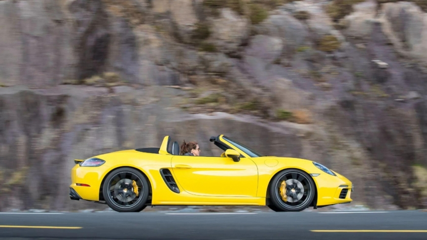 2020-Porsche-718-Boxster-S-2048x1154_result