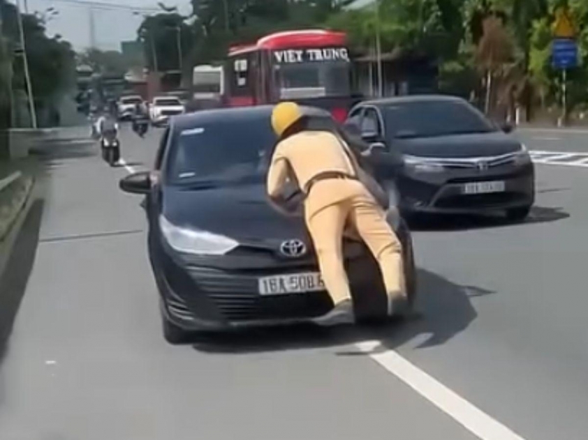 Hải Phòng: Tài xế vượt đèn đỏ, hất cán bộ công an lên nắp capo gây phẫn nộ 498382